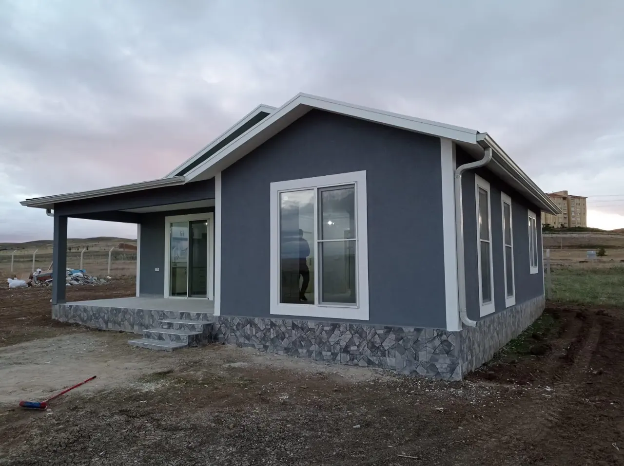 100 m² Çelik Ev: giriş sundurması ve yan cephe