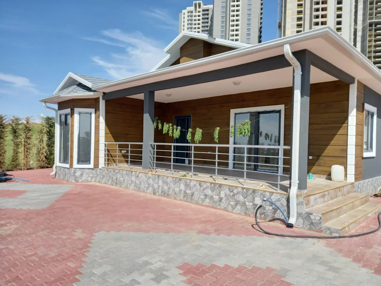 100 m² Çelik Ev: veranda korkuluğu ve giriş