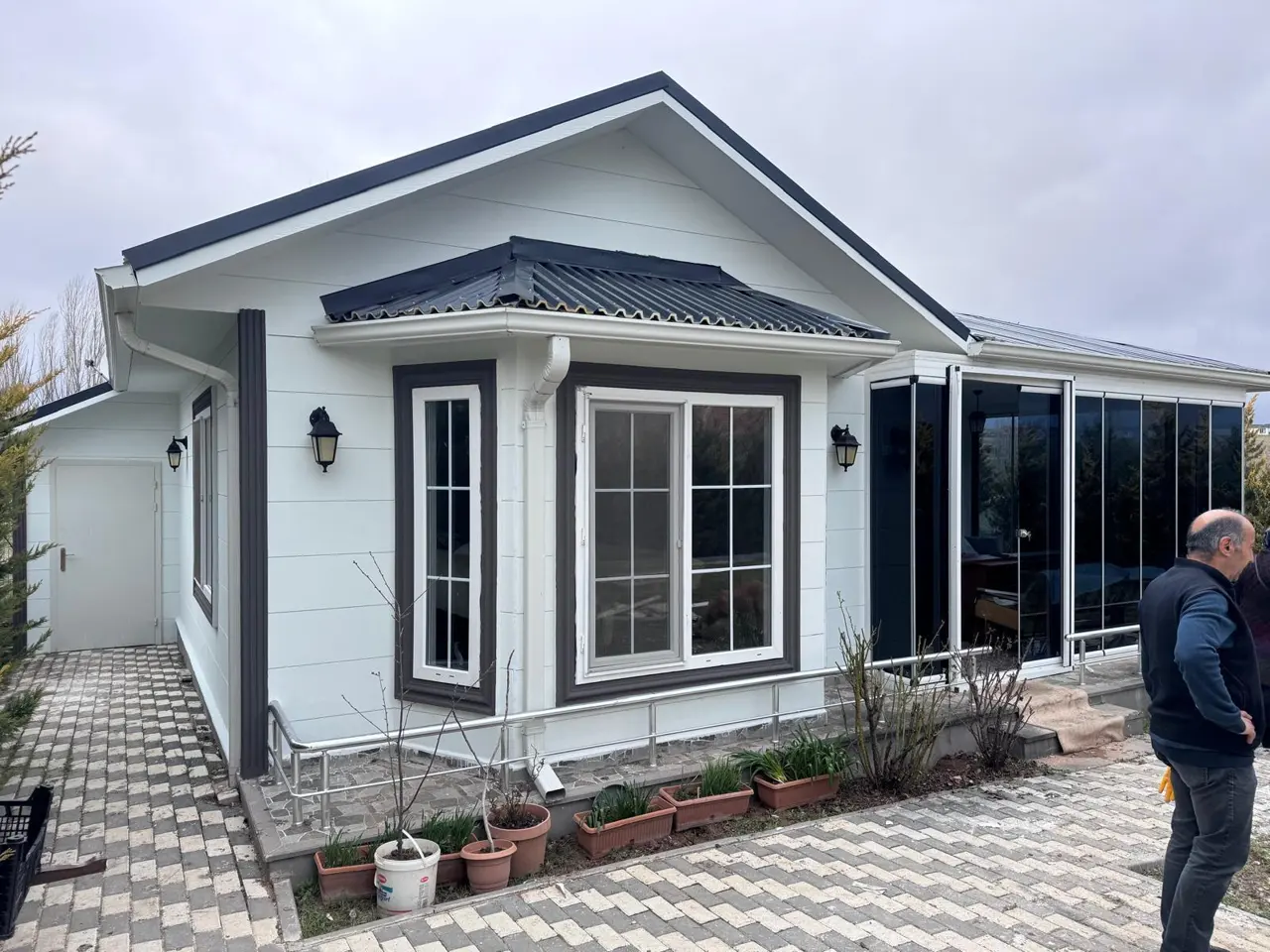 100 m² Çelik Ev: ön cephede geniş pencere