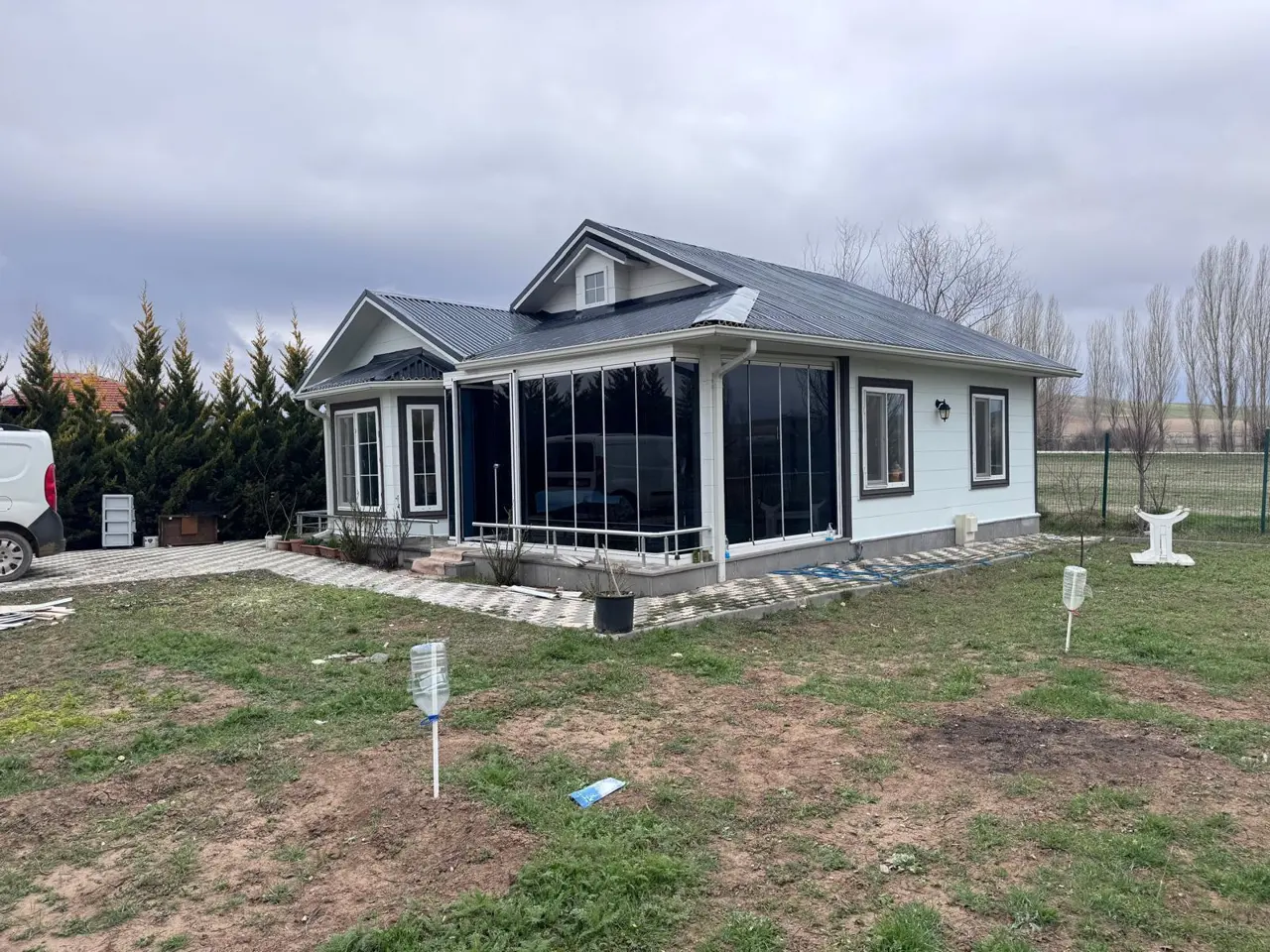 100 m² Çelik Ev: ön cepheye bahçeden bakış