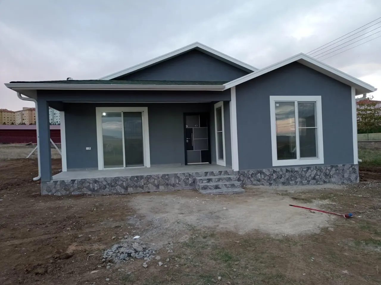 100 m² Çelik Ev: yan cephede veranda açıklığı
