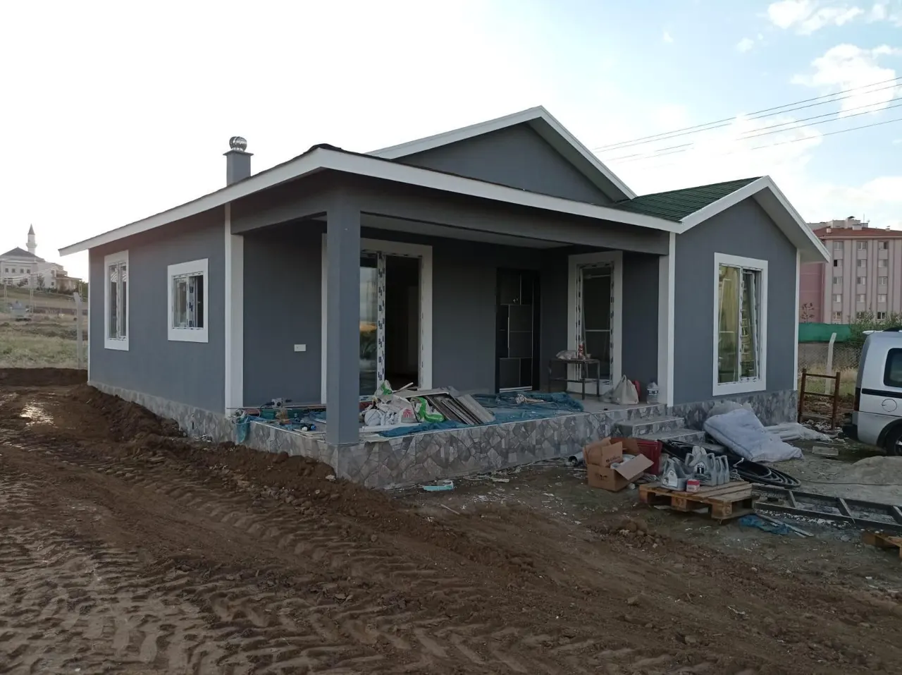 100 m² Çelik Ev: köşe cephesi ve çatı formu