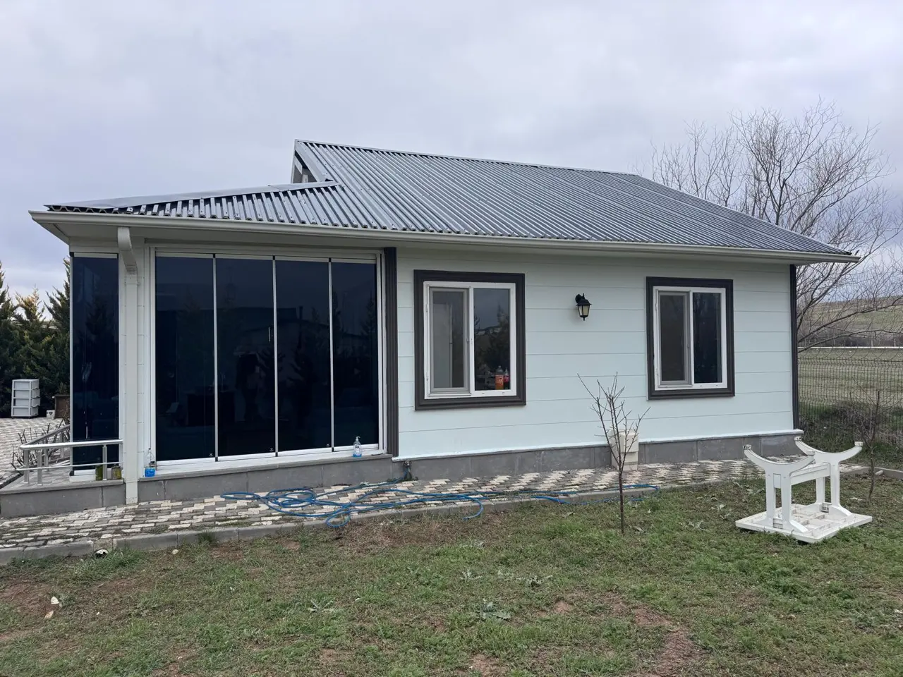 100 m² Çelik Ev: açık renk cephe ve veranda