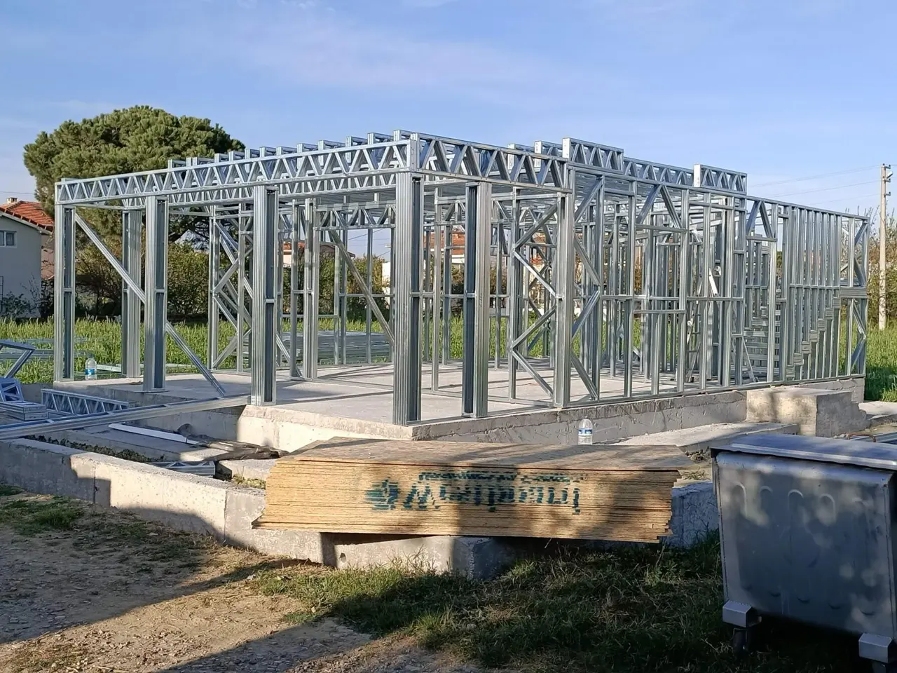 100 m² Çelik Ev: montaj aşamasında çelik karkas