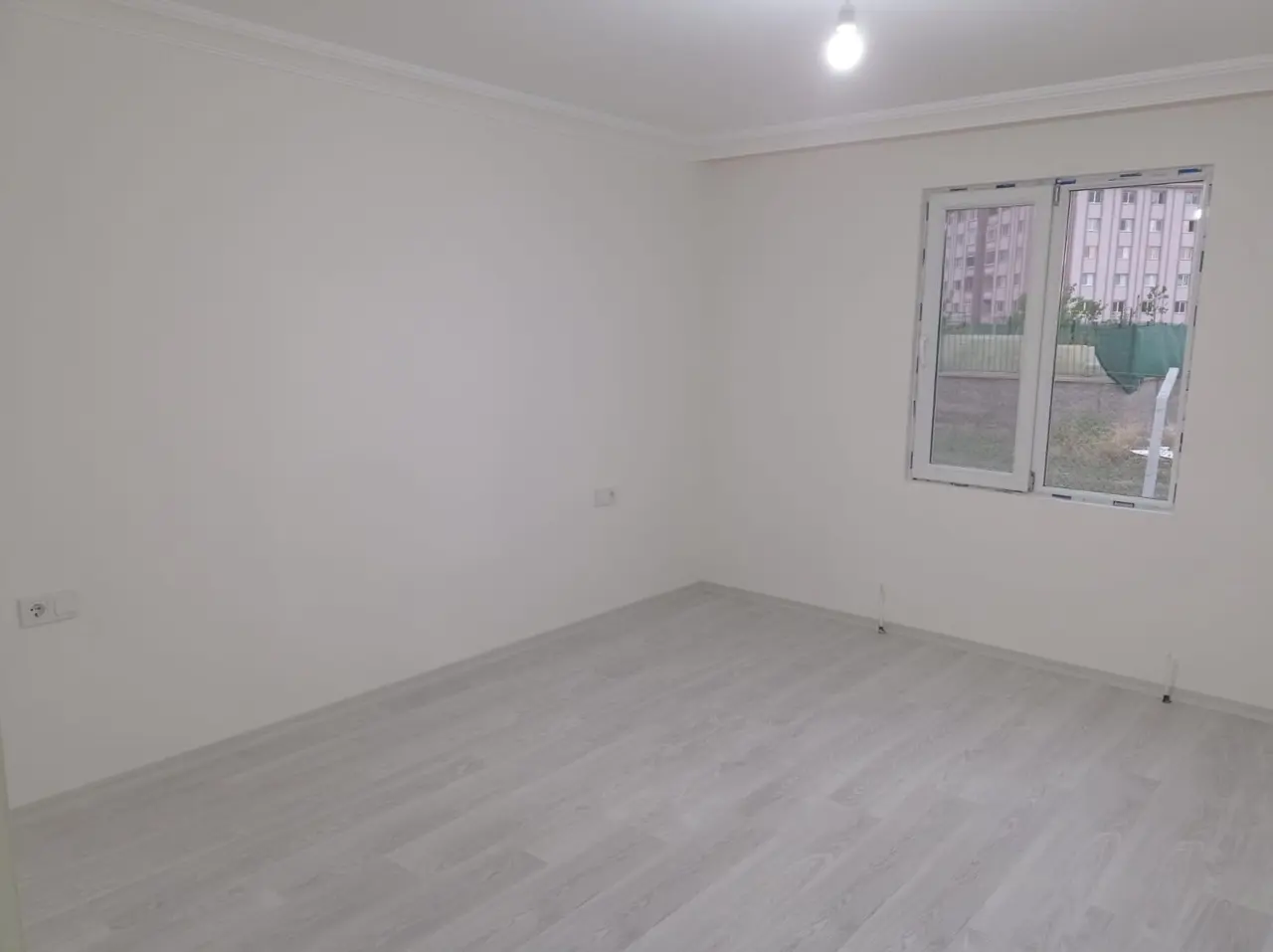100 m² Çelik Ev: beyaz duvarlı pencere önü