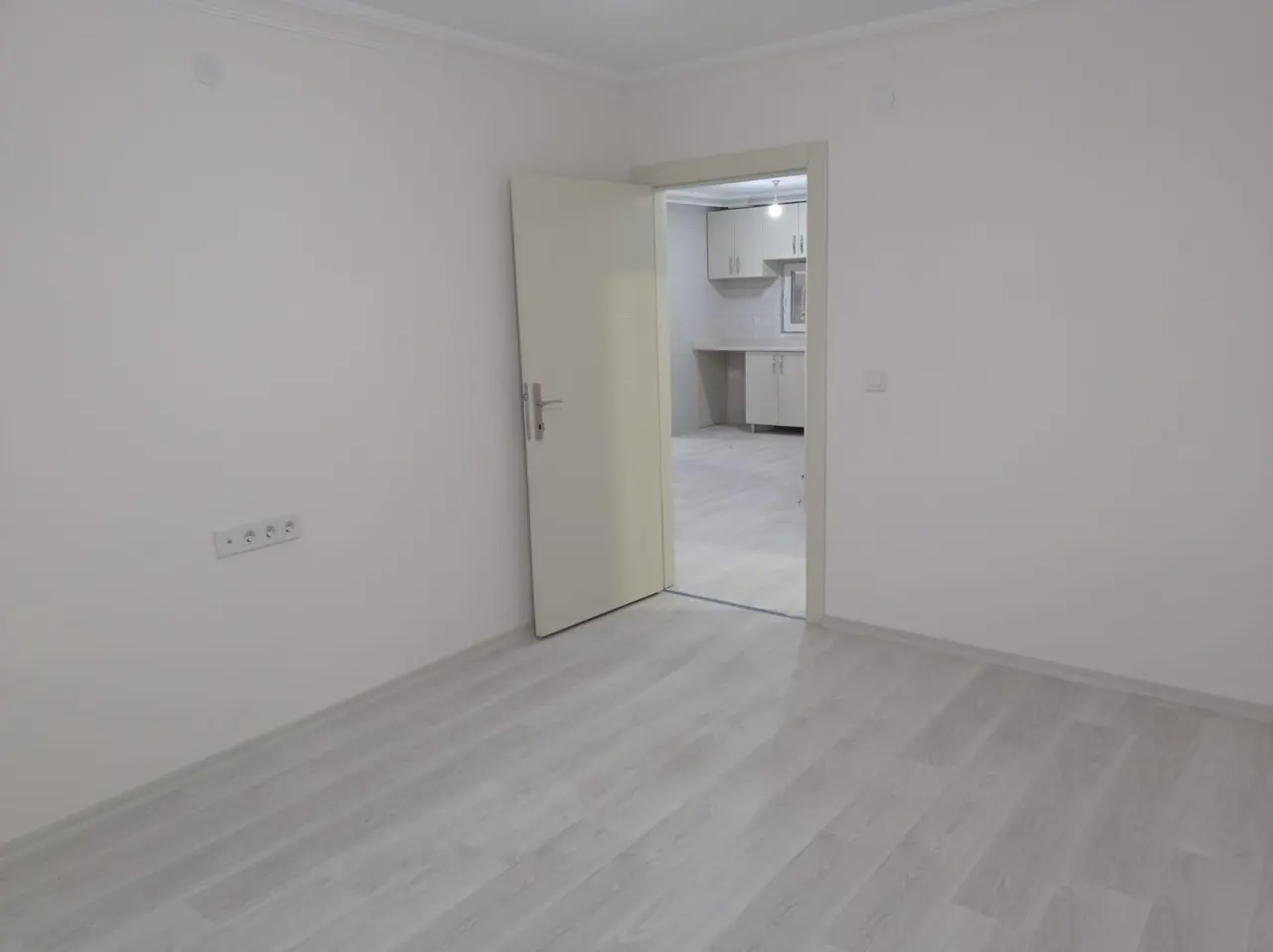 100 m² Çelik Ev: salon ve yan oda geçişi