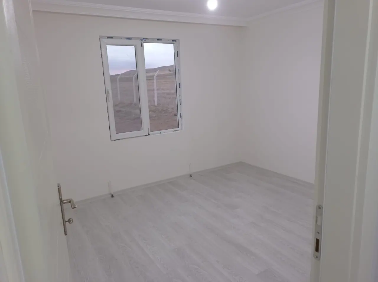 100 m² Çelik Ev: i̇ki pencereli oda