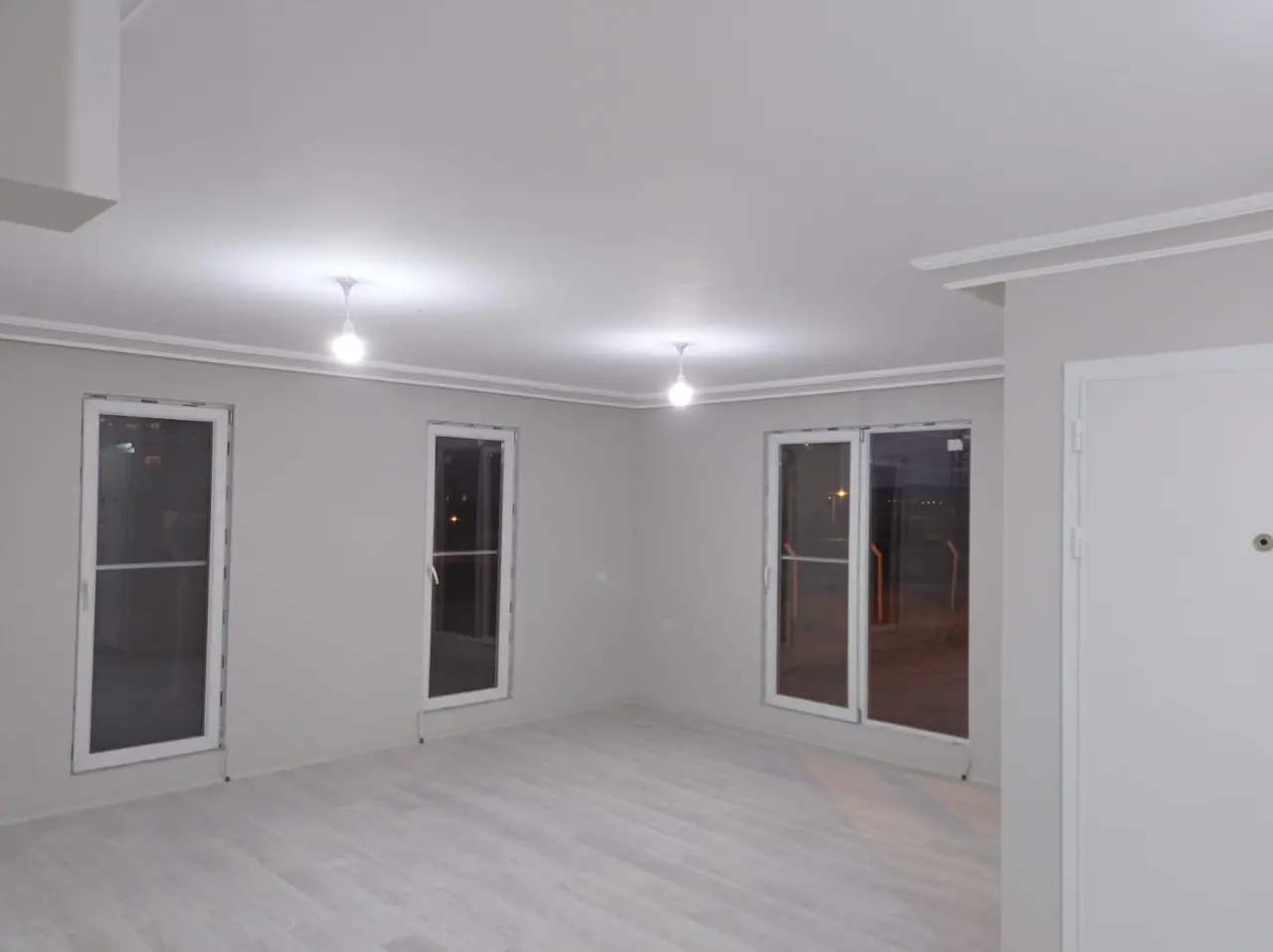 100 m² Çelik Ev: geniş salon ve kapı yerleşimi
