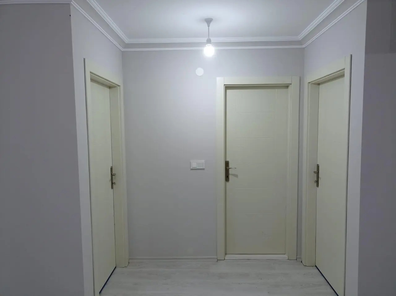 100 m² Çelik Ev: koridor ve oda kapıları