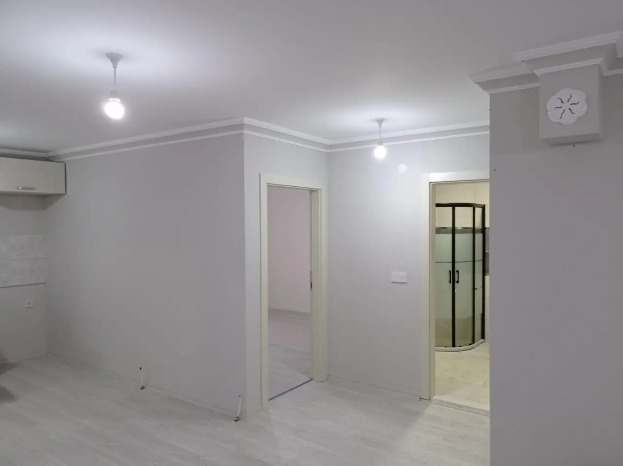 100 m² Çelik Ev: i̇ç kapıların salonla ilişkisi