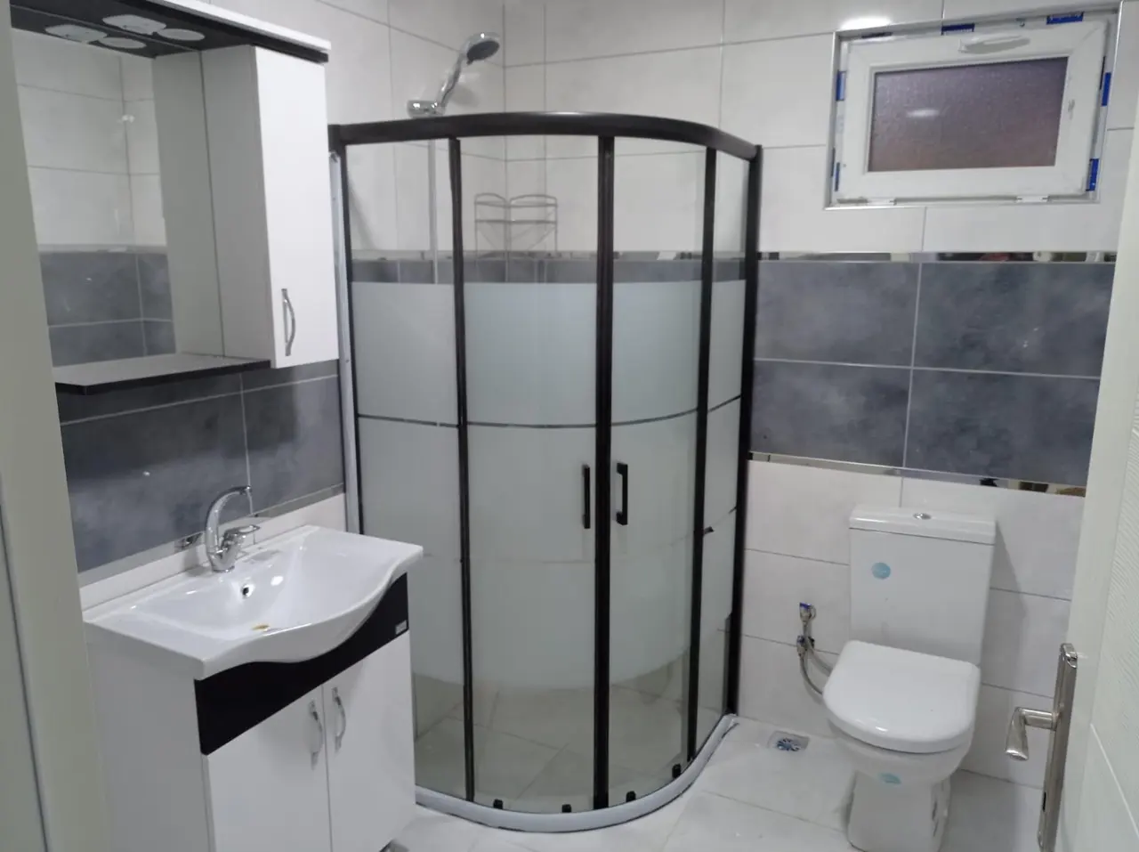 100 m² Çelik Ev: duşakabin ve banyo dolabı