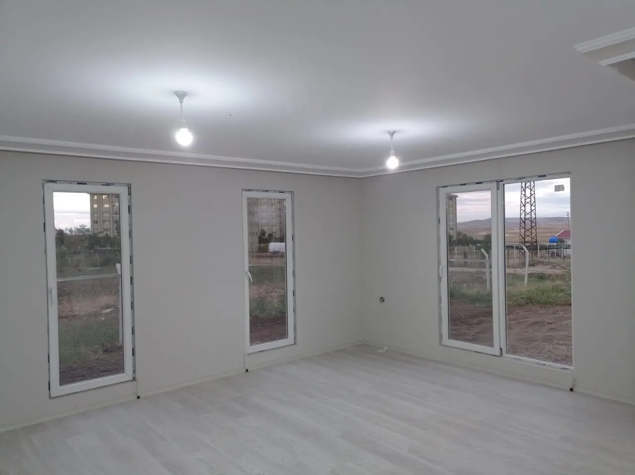 100 m² Çelik Ev: pencereli geniş yaşam alanı