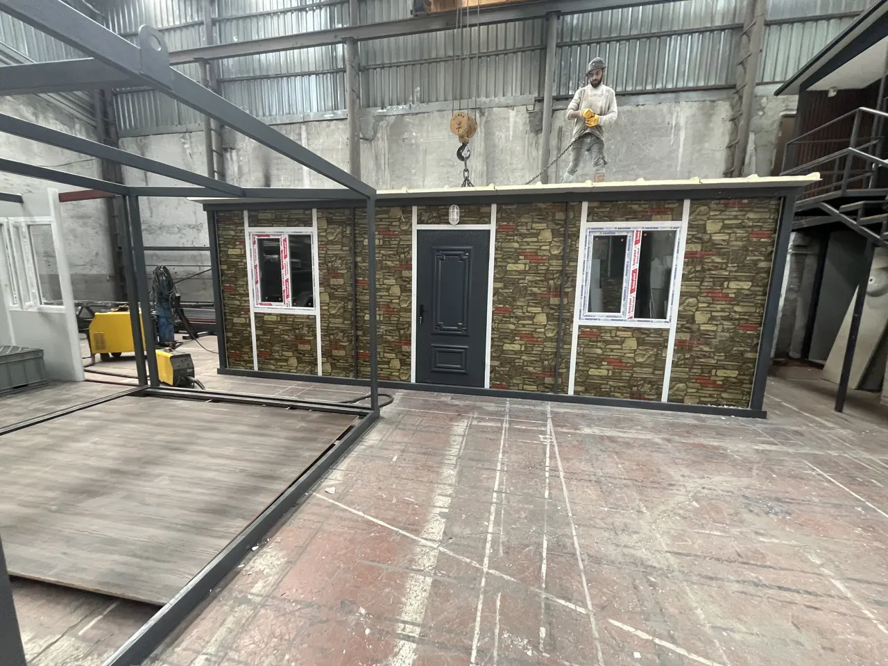 21 m² Modüler Ev: giriş kapısı ve cephe pencereleri