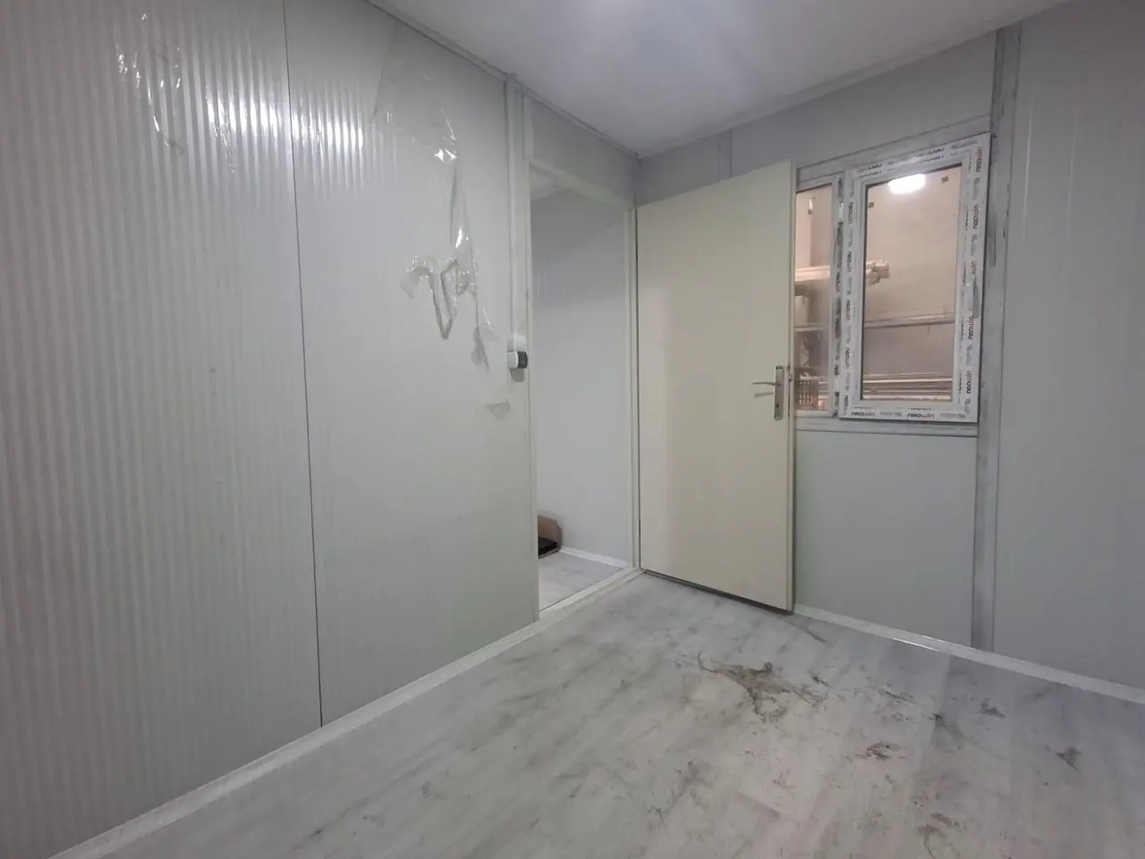 21 m² Modüler Ev: beyaz duvarlı iç oda