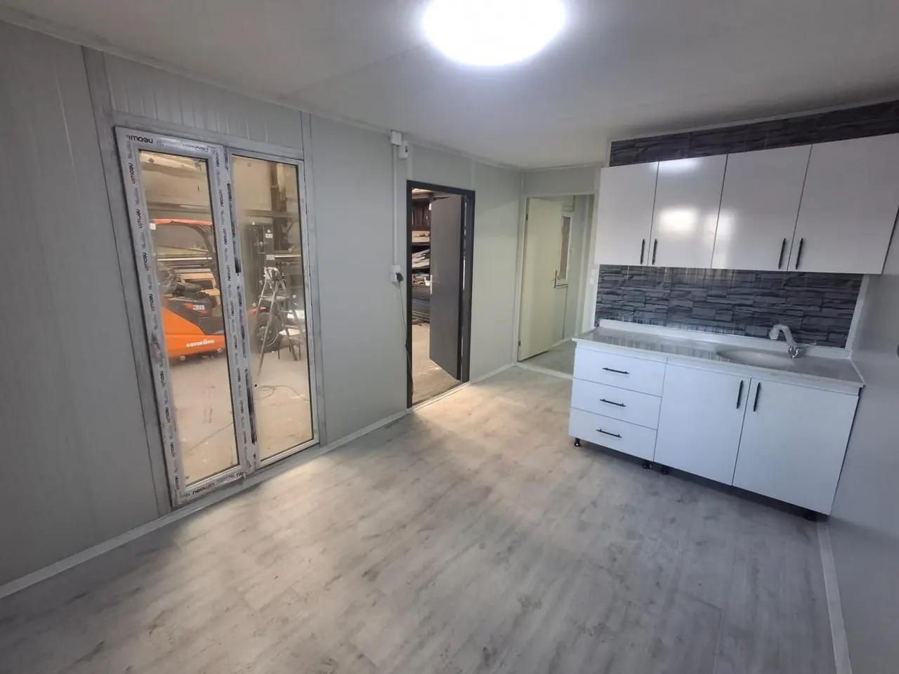 21 m² Modüler Ev: mutfak köşesi ve giriş açıklığı