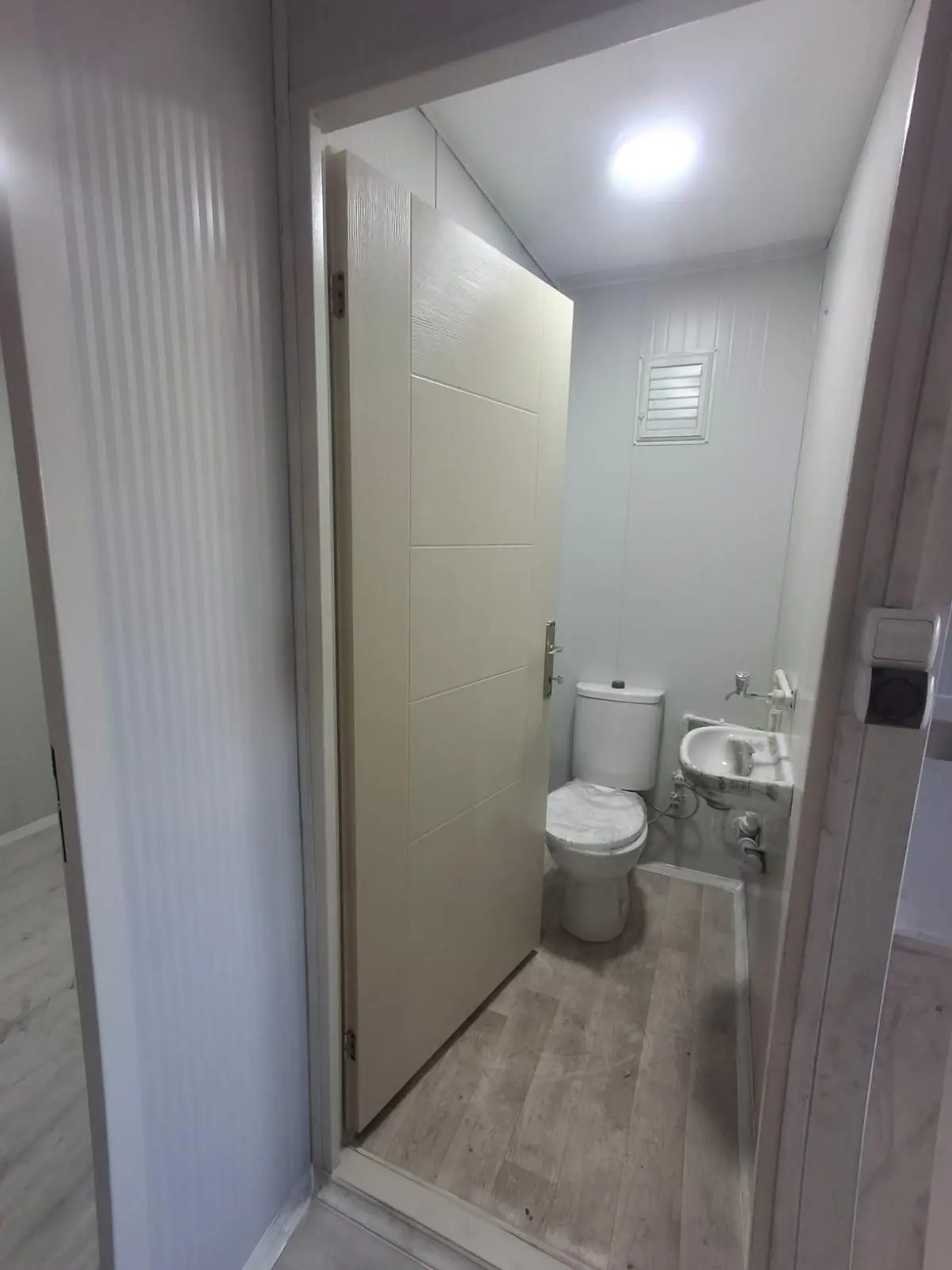 21 m² Modüler Ev: dar banyoda lavabo ve klozet