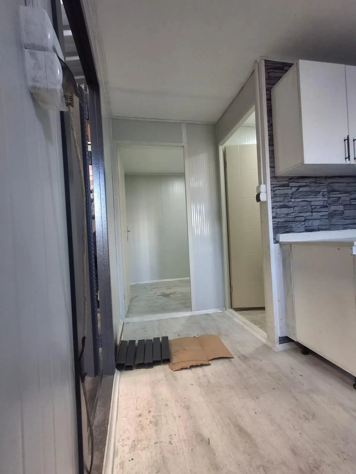 21 m² Modüler Ev: koridorun yaşam alanına açılması