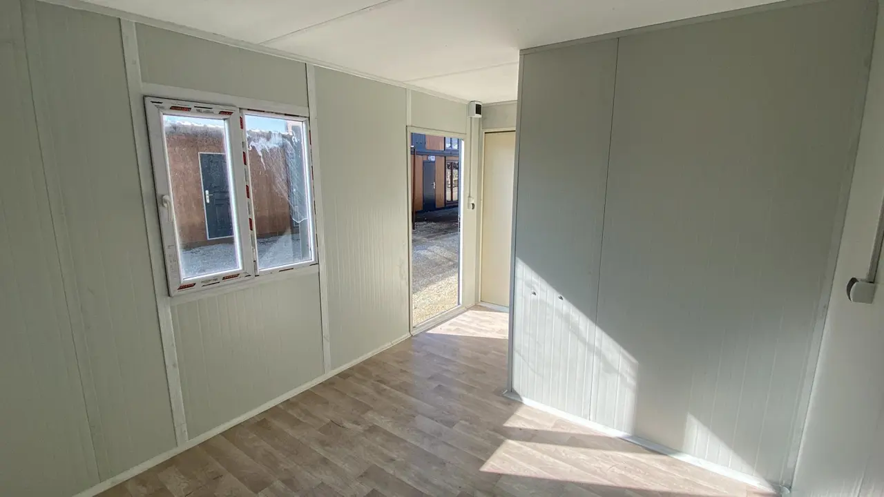 21 m² Modüler Ev: pencere önünde gün ışığı