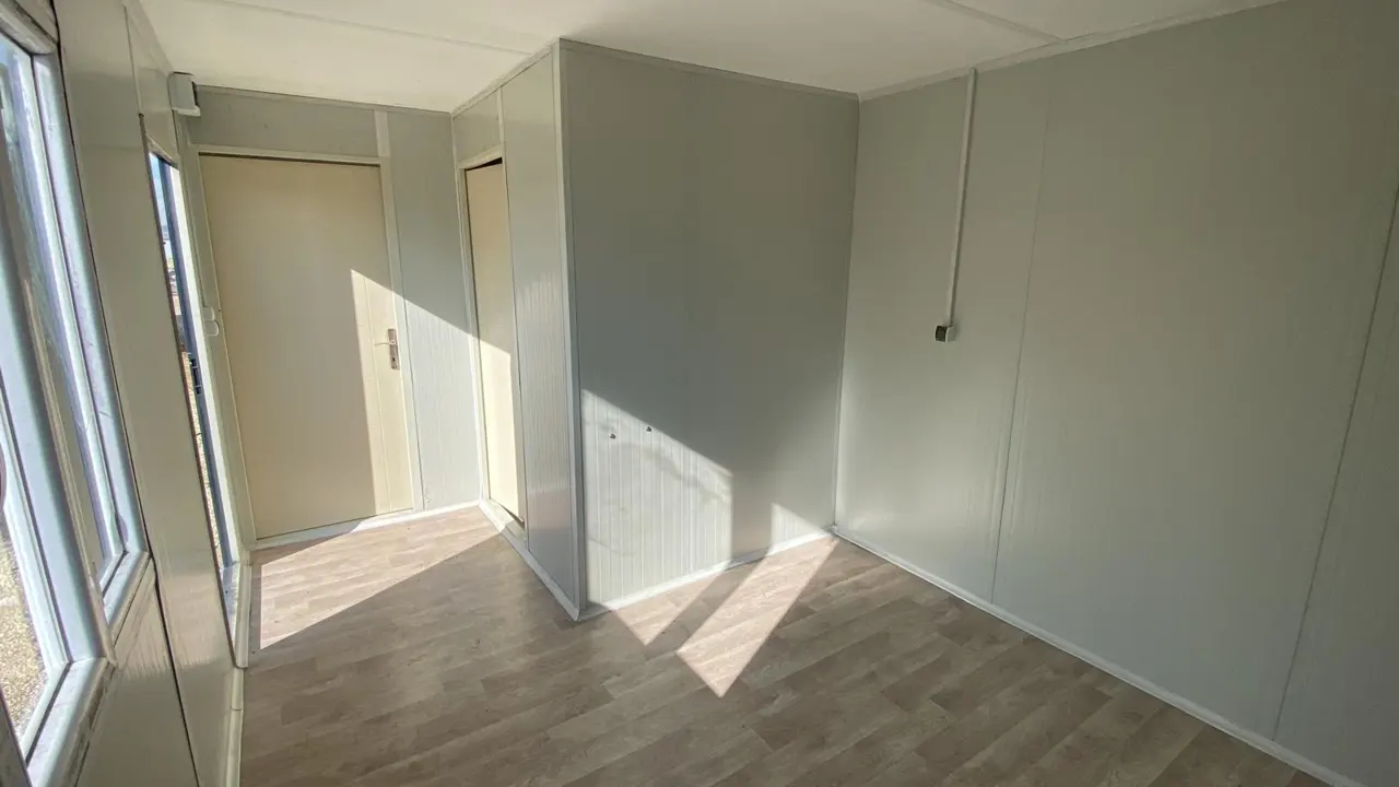 21 m² Modüler Ev: giriş kapısı yanında yaşam alanı