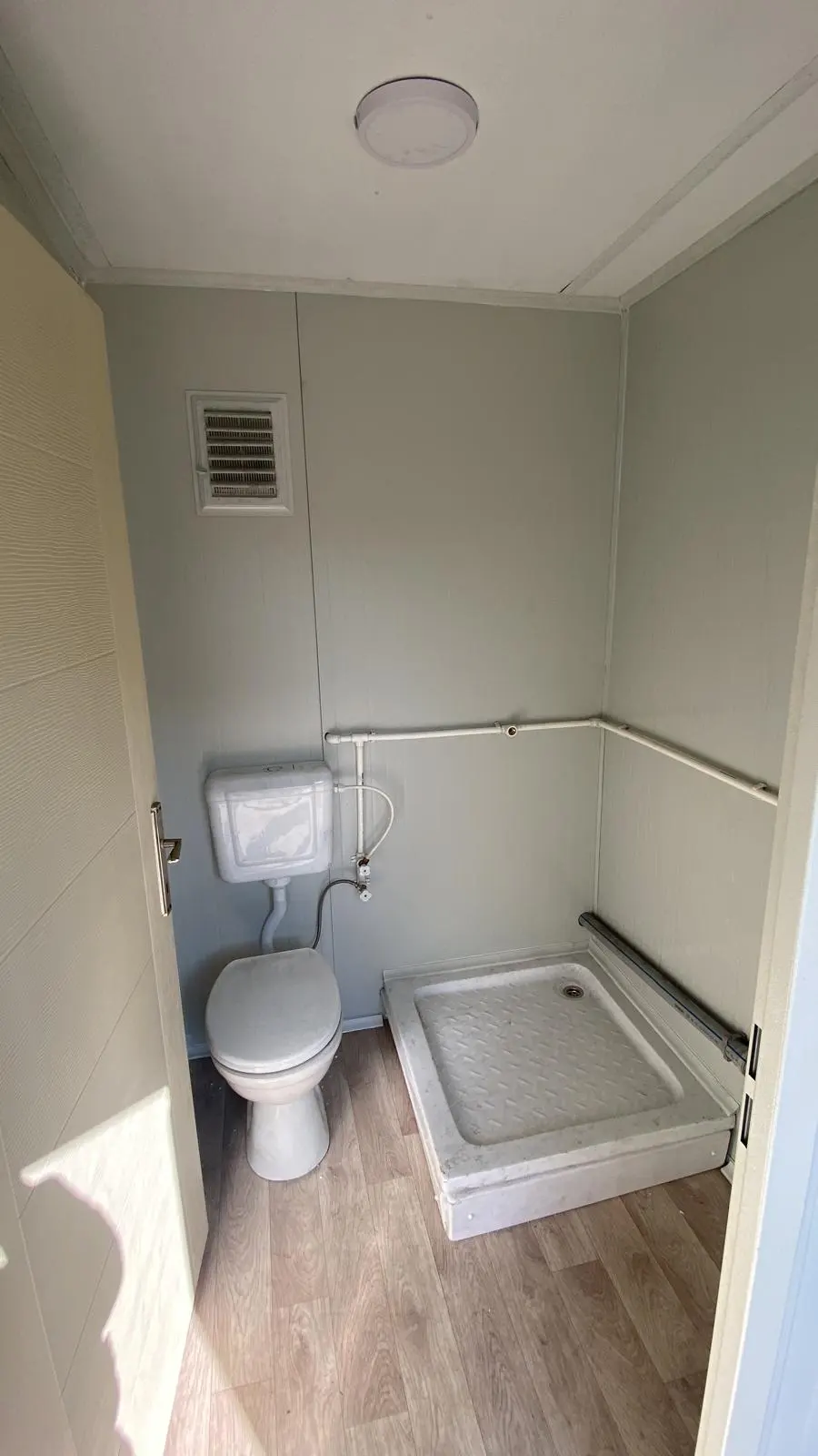 21 m² Modüler Ev: duş bölümü ve lavabo