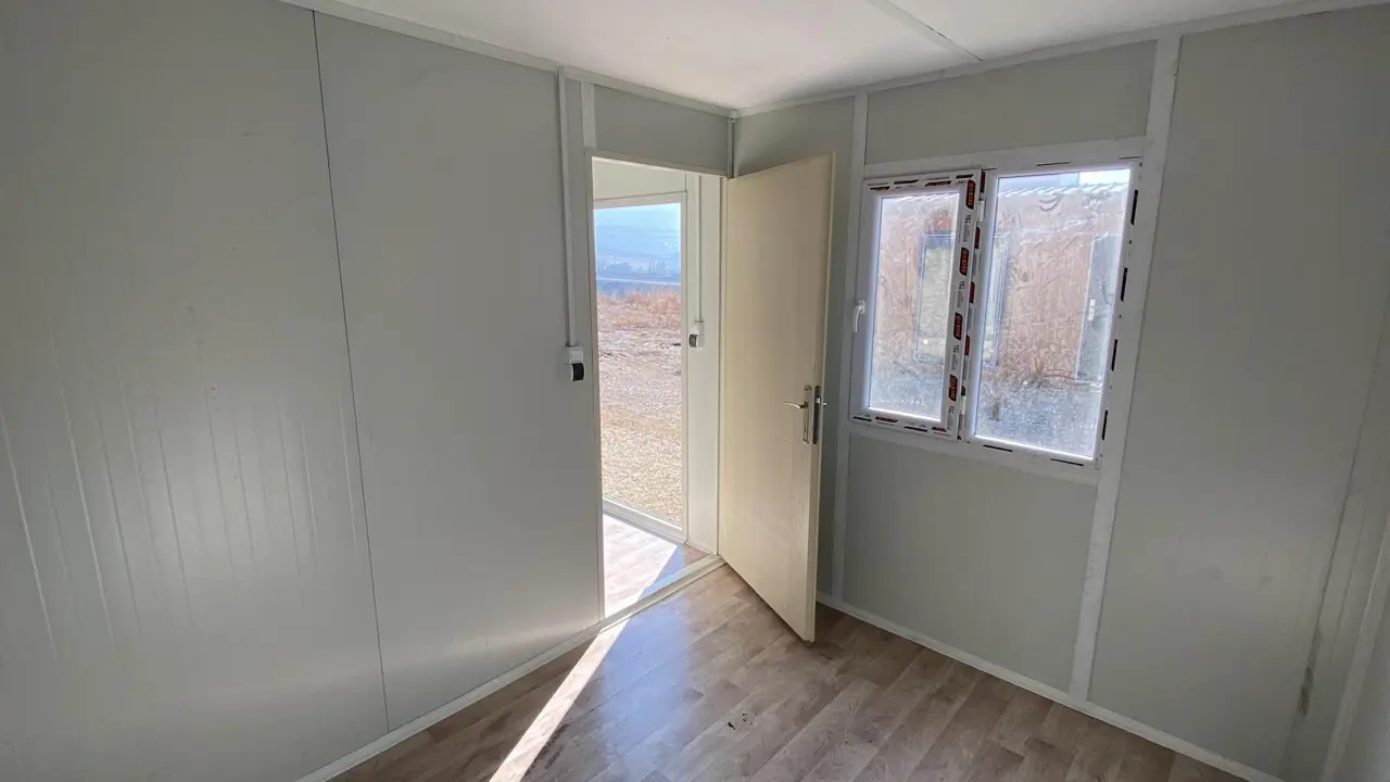 21 m² Modüler Ev: yan duvar ve iki pencere