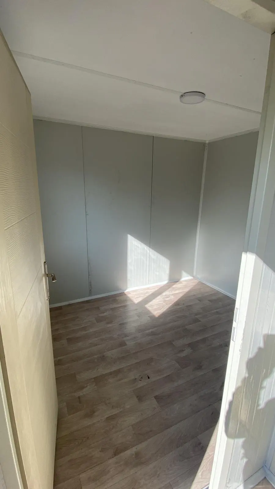 21 m² Modüler Ev: i̇ç oda kapısından yaşam alanına bakış