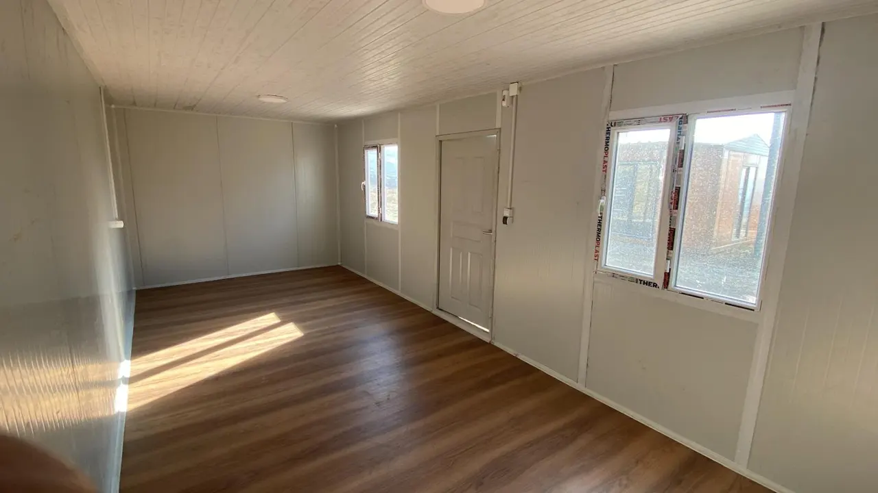 21 m² Modüler Ev: ahşap görünümlü zemin ve pencere