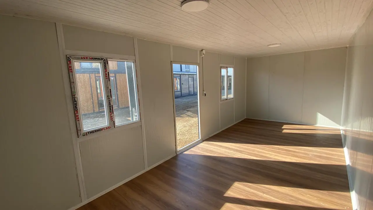 21 m² Modüler Ev: yaşam alanında yan yana pencereler