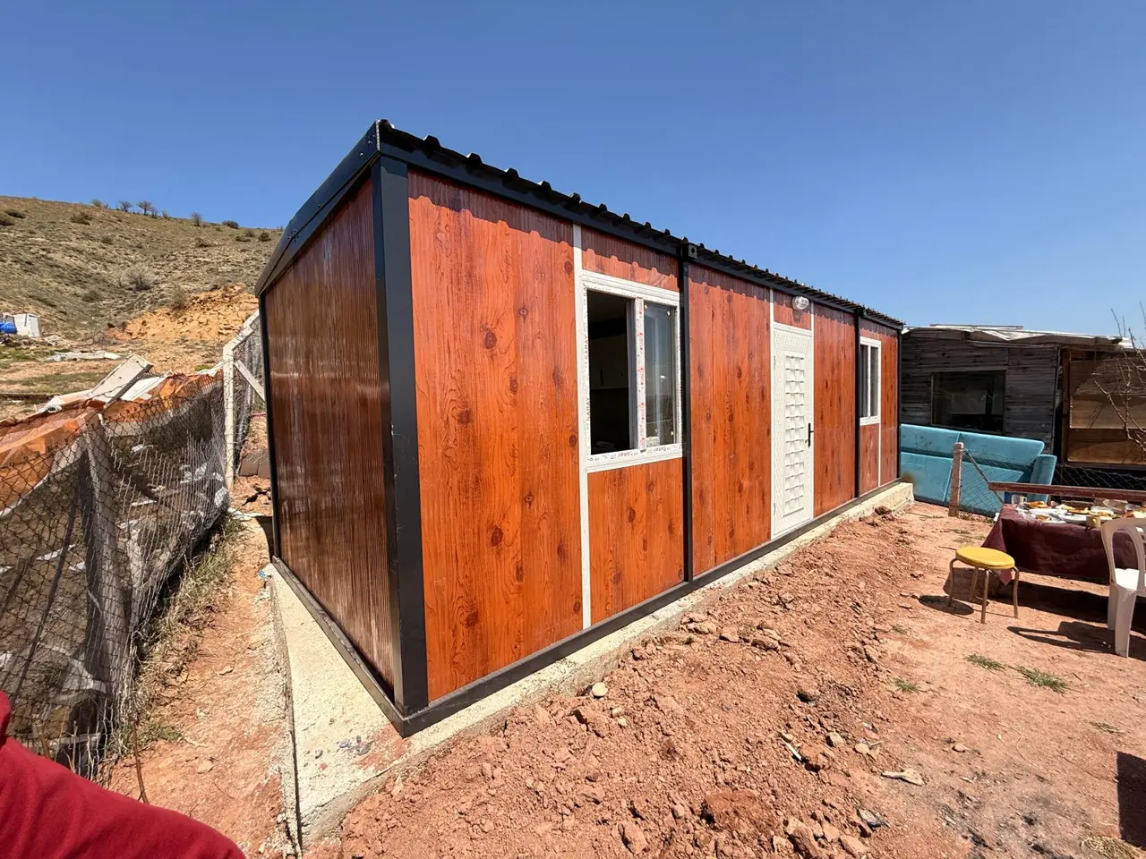 24 m² Modüler Ev: ahşap görünümlü cepheye köşe bakışı