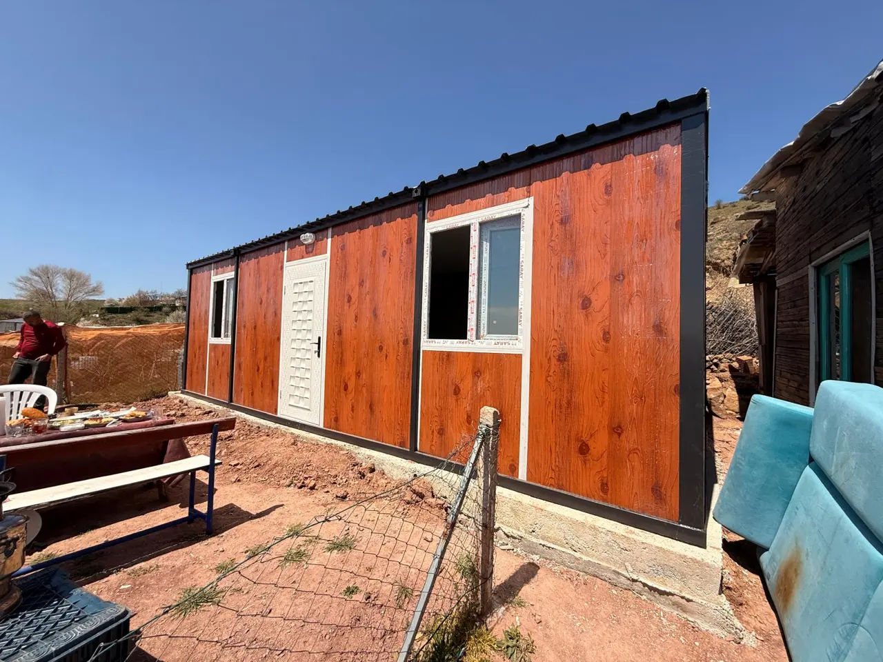 24 m² Modüler Ev: giriş kapısının yanındaki pencere