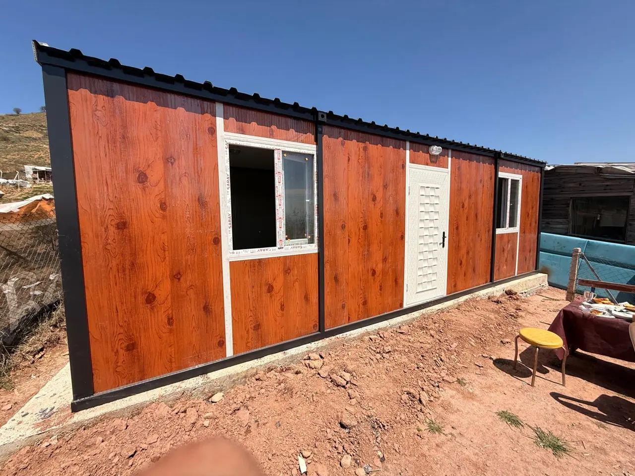 24 m² Modüler Ev: uzun cephede pencere dizilimi
