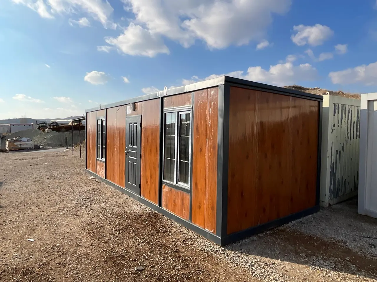 24 m² Modüler Ev: üretim sahasında kaplamalı dış görünüm