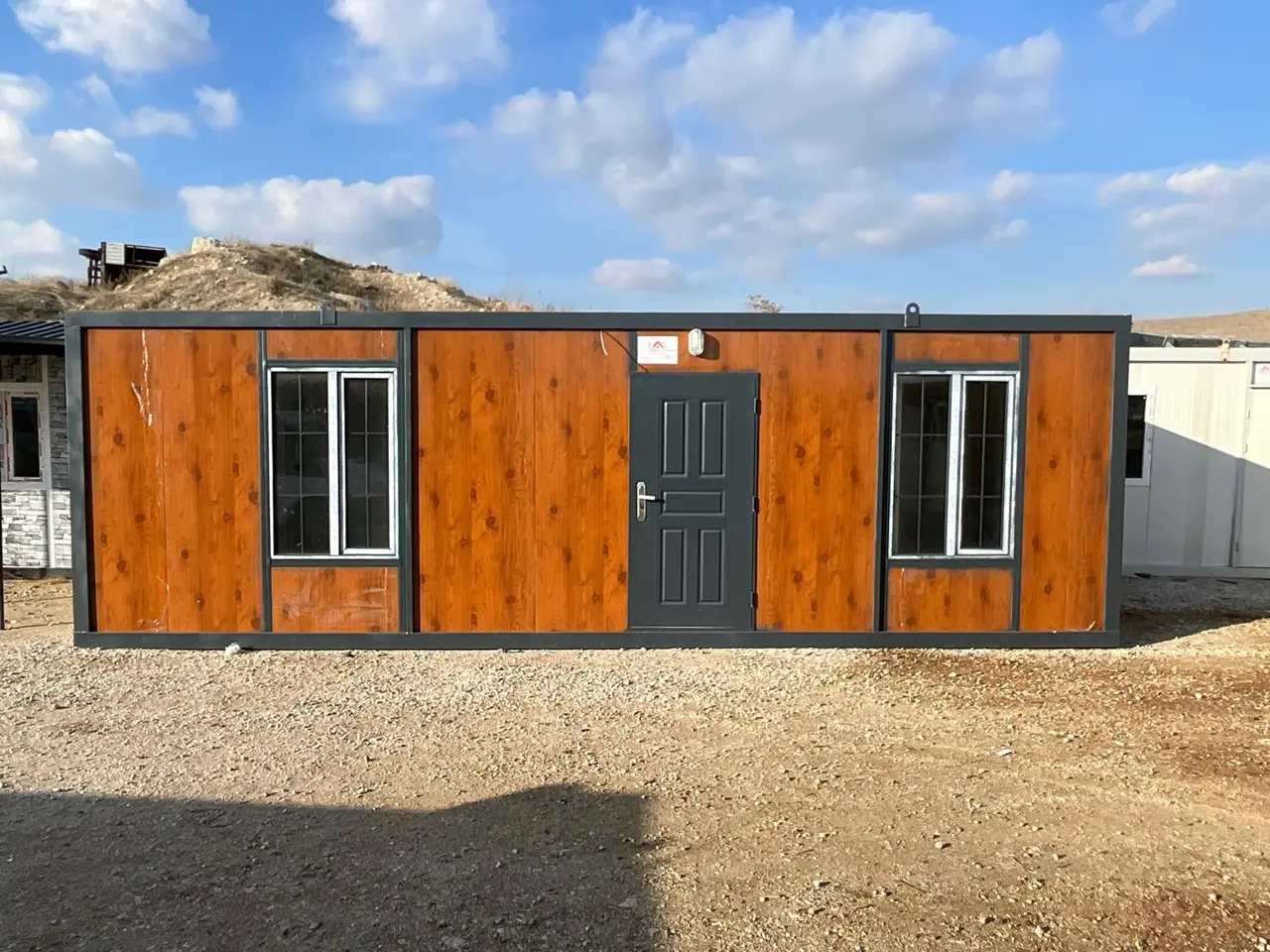 24 m² Modüler Ev: turuncu ahşap görünümlü ön cephe