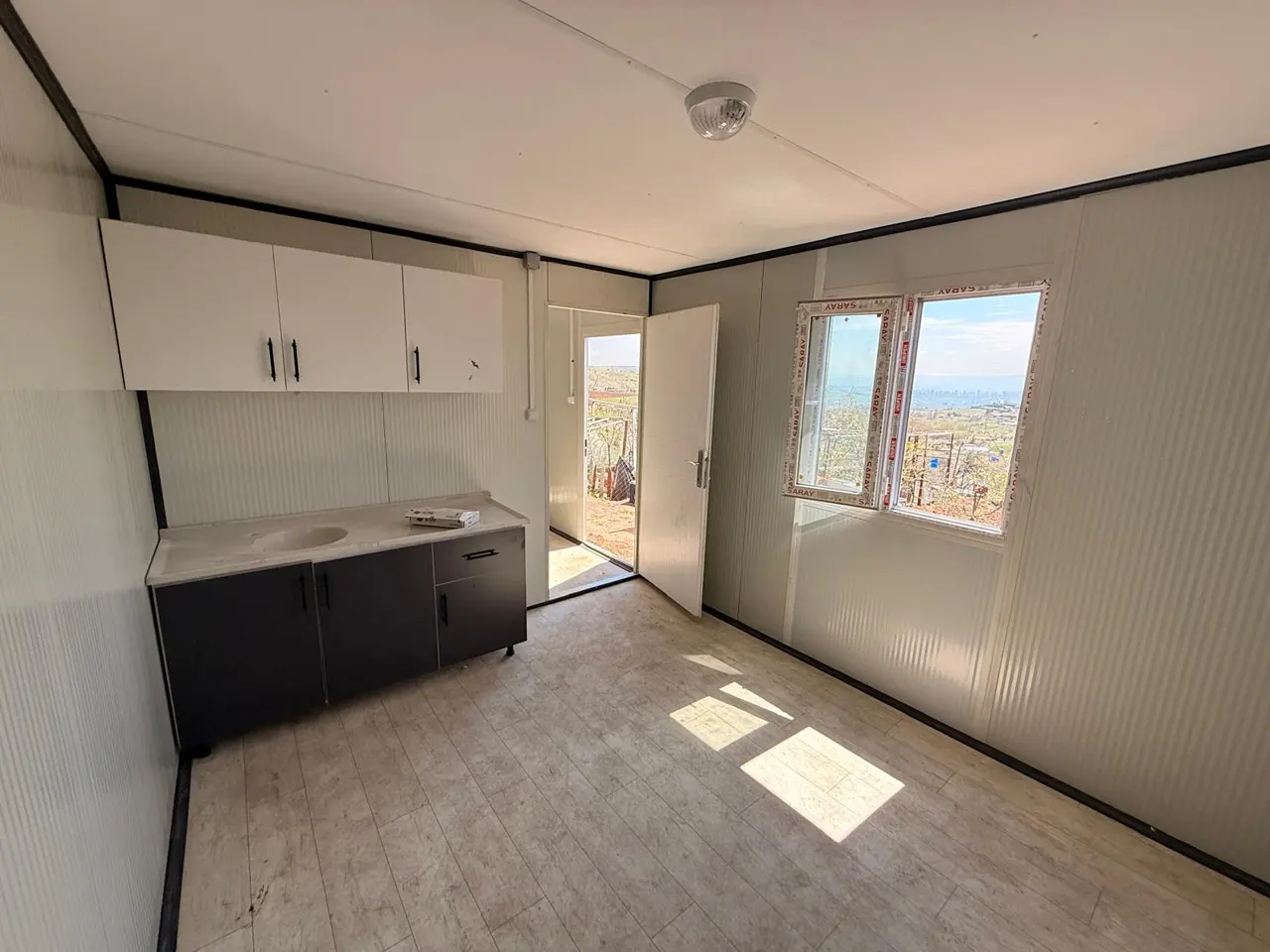 56 m² Modüler Ev: açık mutfak ve güneş alan zemin