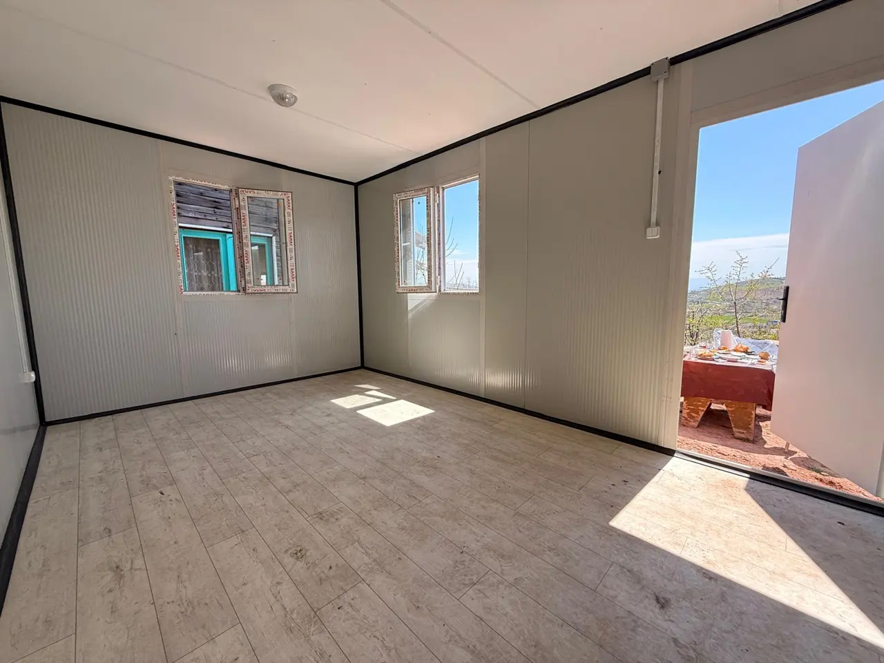 24 m² Modüler Ev: geniş pencereli iç hacim