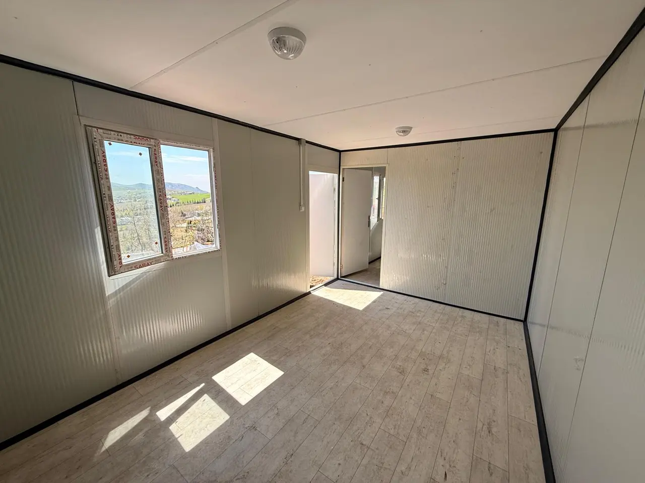 56 m² Modüler Ev: geniş pencereli boş oda