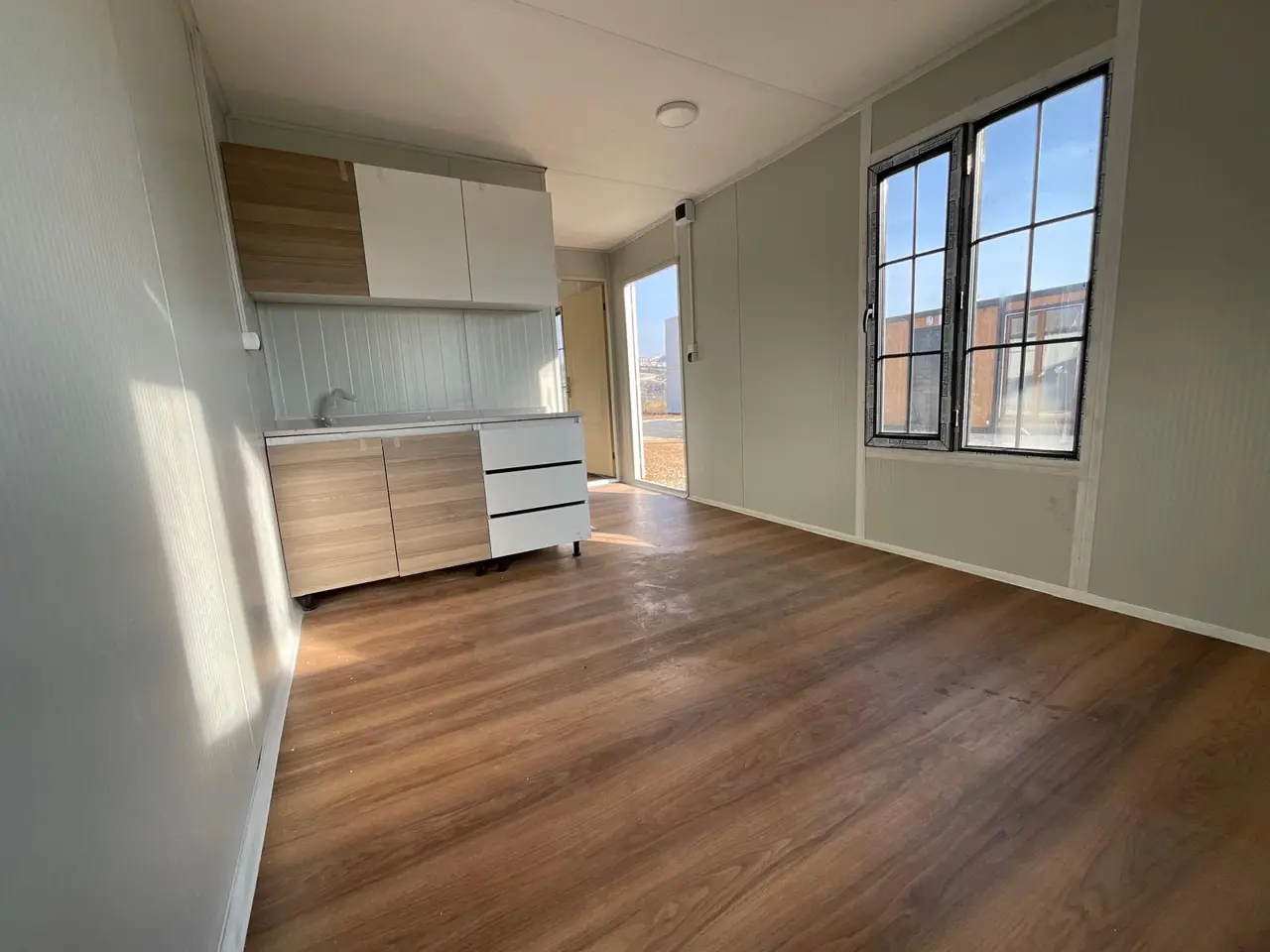 24 m² Modüler Ev: mutfak ve koridor bağlantısı