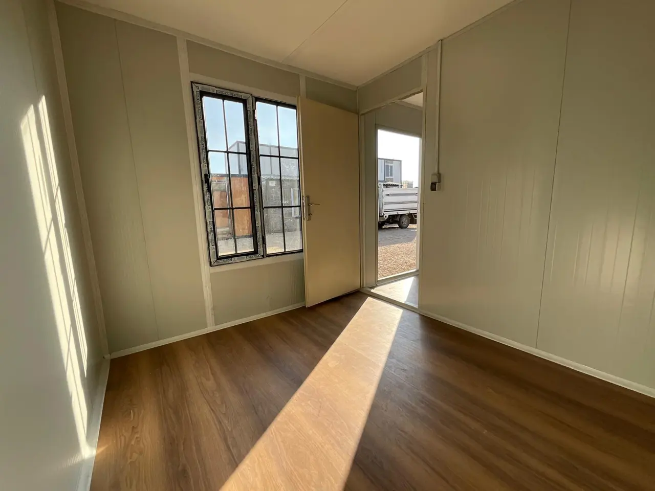 24 m² Modüler Ev: pencere ve ahşap görünümlü zemin