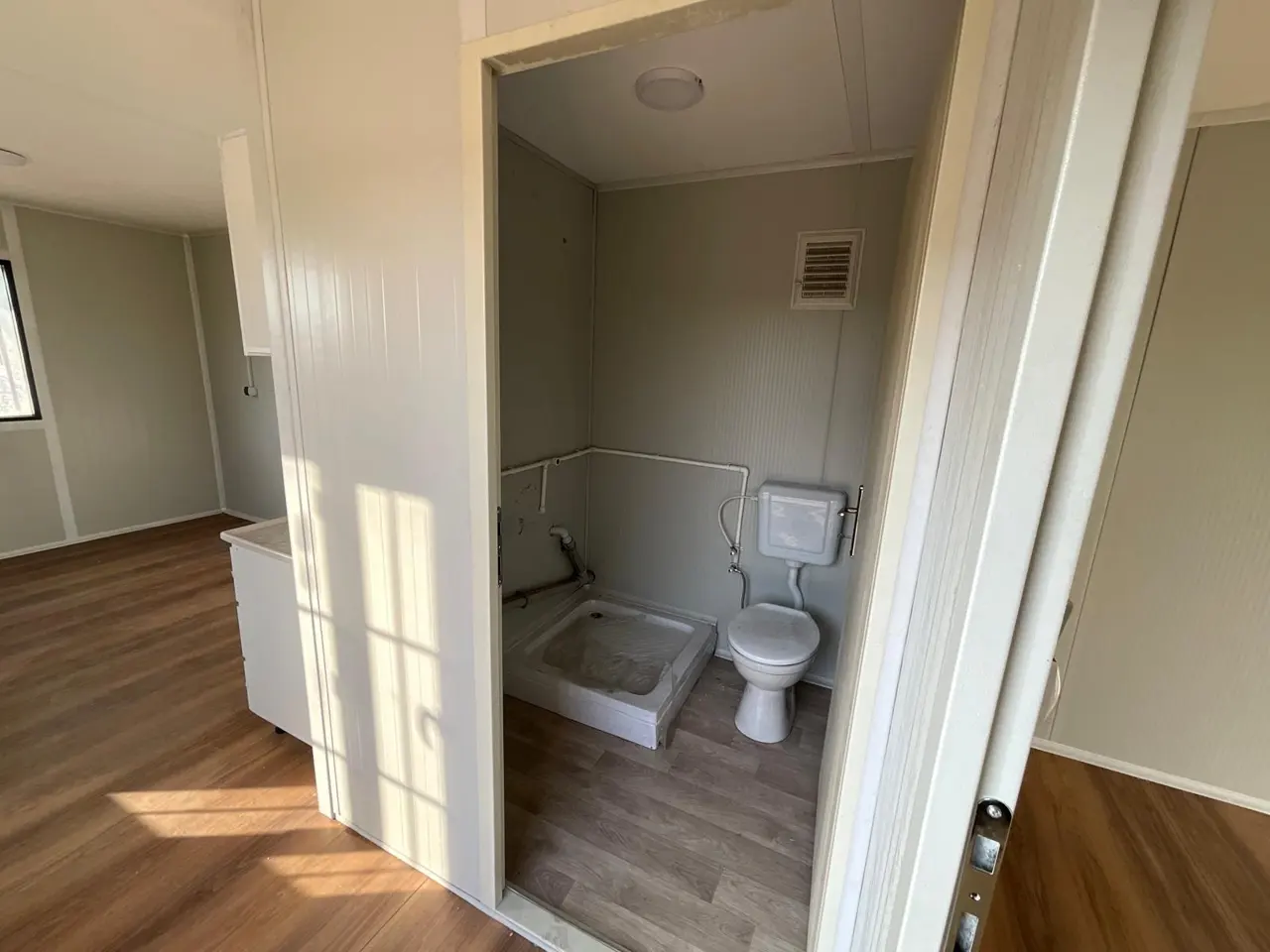 24 m² Modüler Ev: banyo kapısının oda ile ilişkisi
