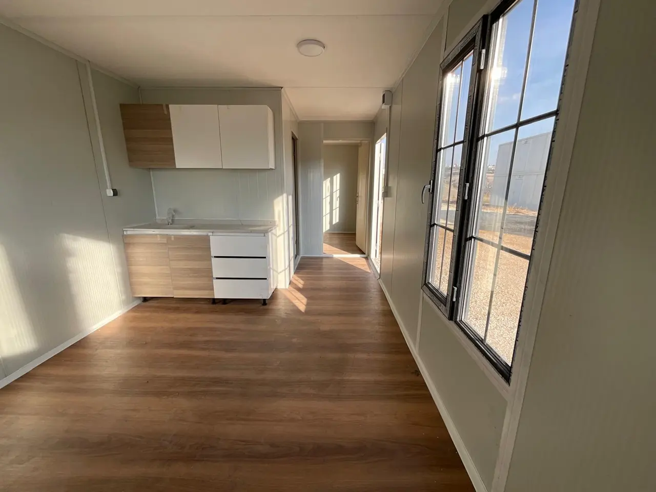 24 m² Modüler Ev: salonun pencere yönü