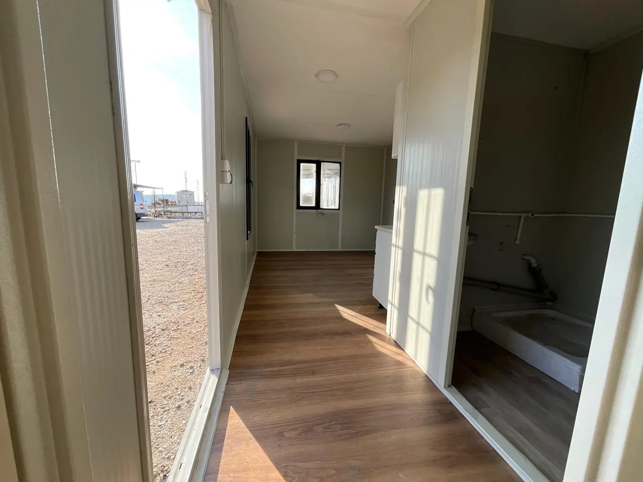 24 m² Modüler Ev: camlı giriş ve iç kapı