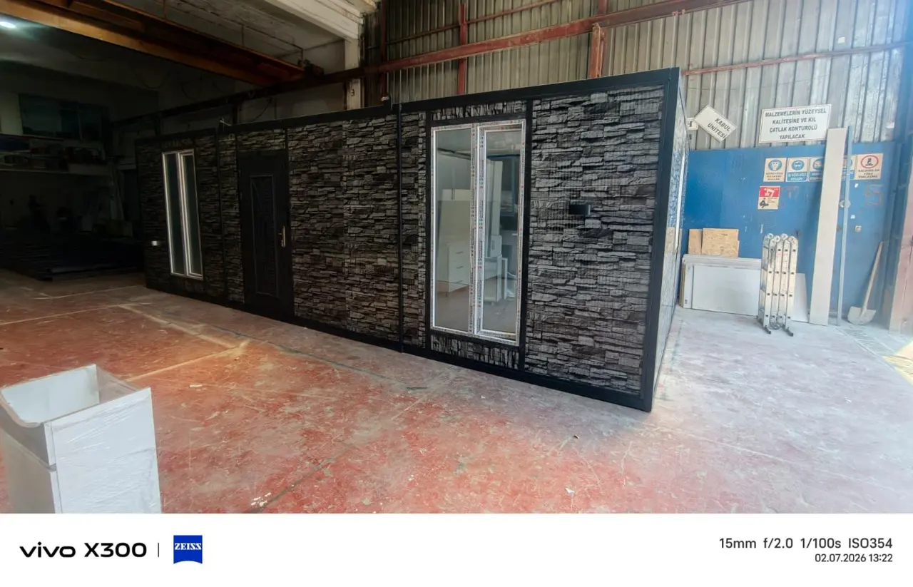 32 m² Modüler Ev: üretim alanındaki koyu kaplamalı modül