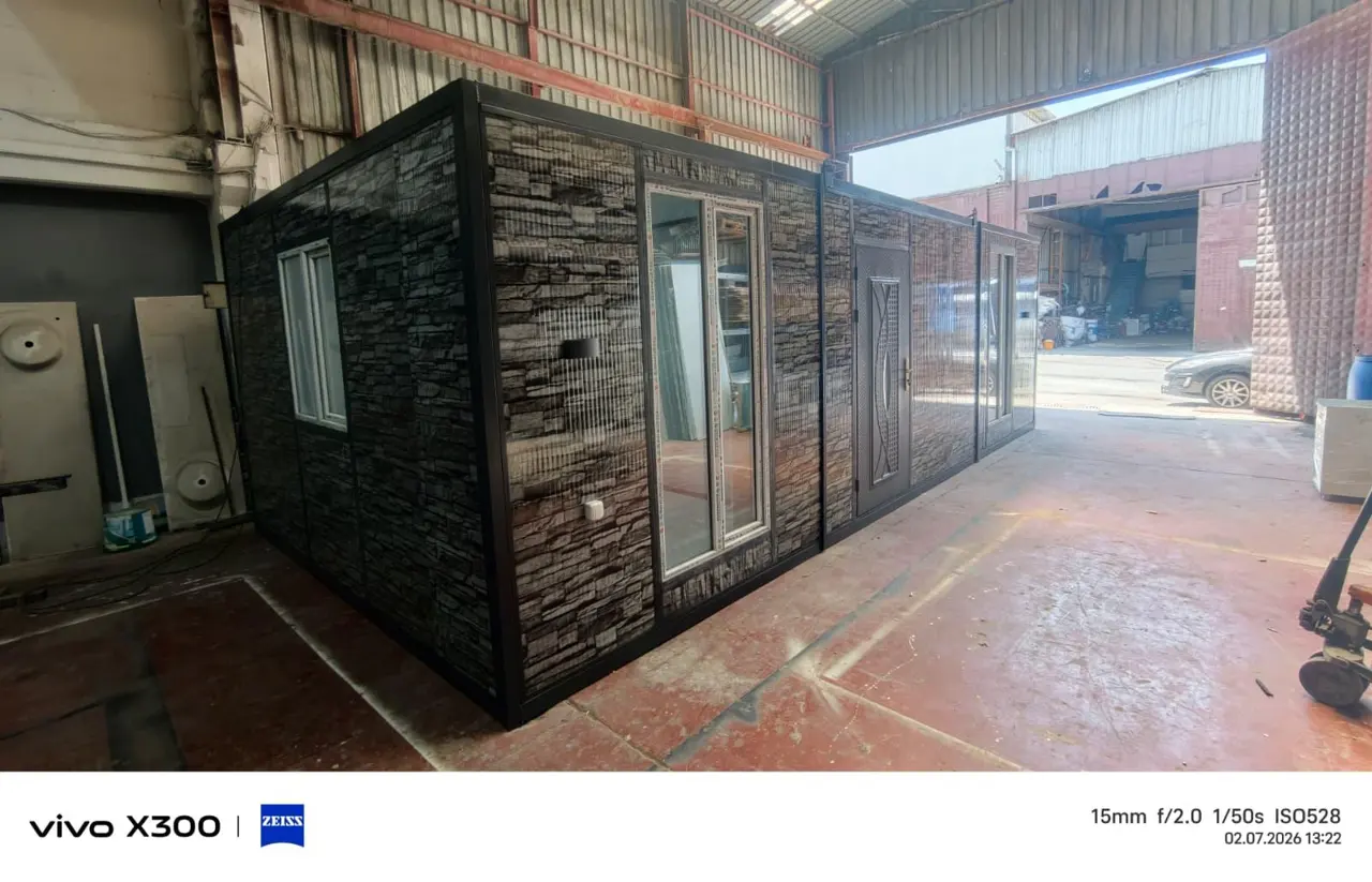 32 m² Modüler Ev: köşe cephede giriş kapısı