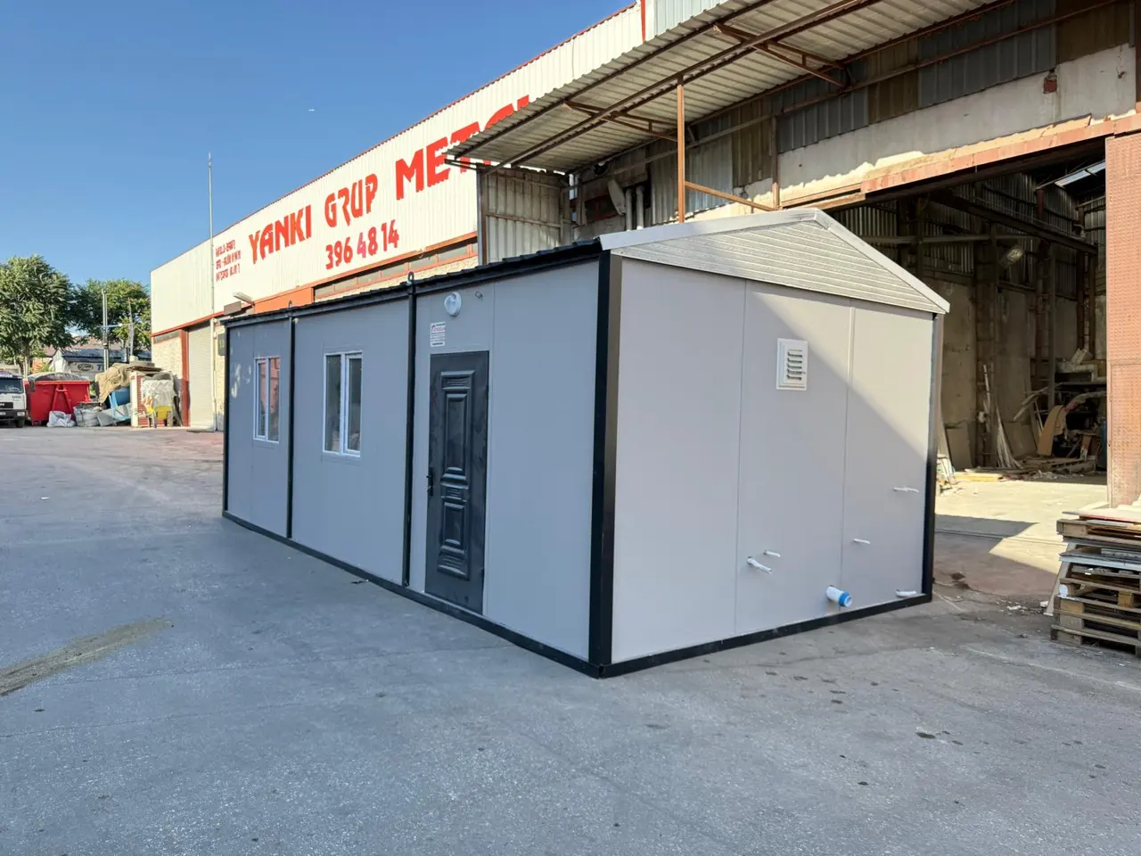 32 m² Modüler Ev: açık renk cephede kapı ve pencere