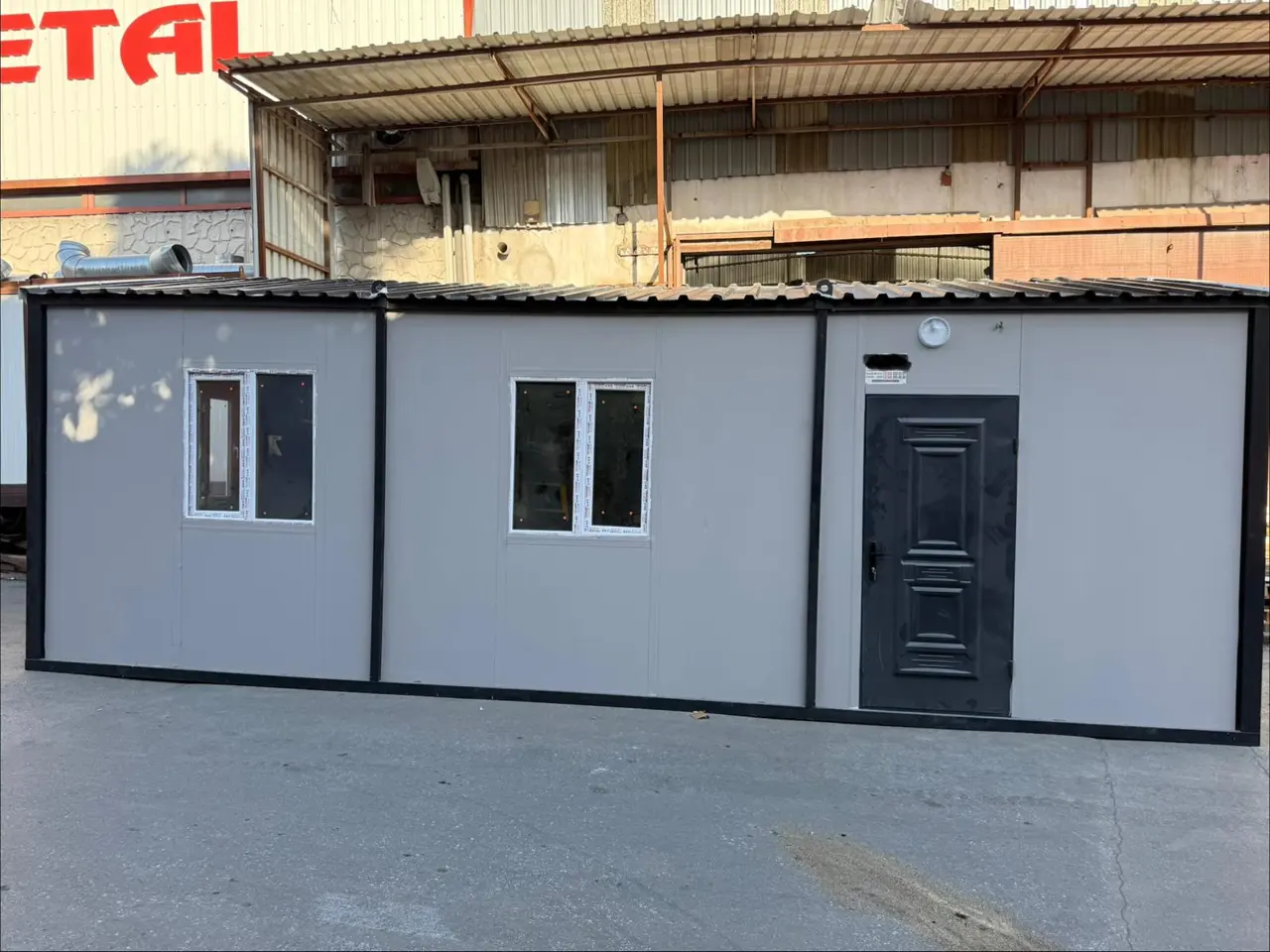 32 m² Modüler Ev: uzun cephede kapı yerleşimi