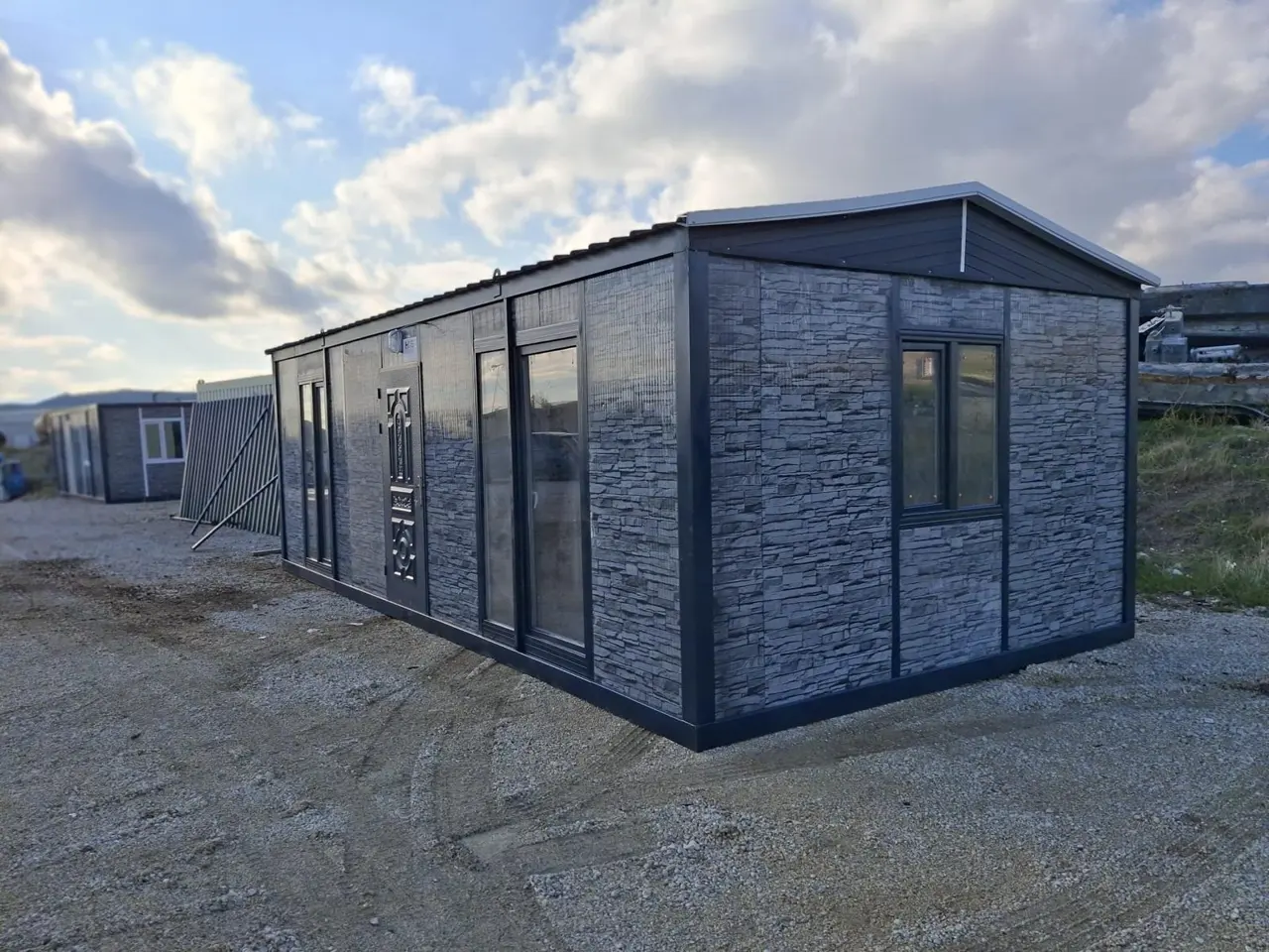 32 m² Modüler Ev: taş desenli köşe cephe