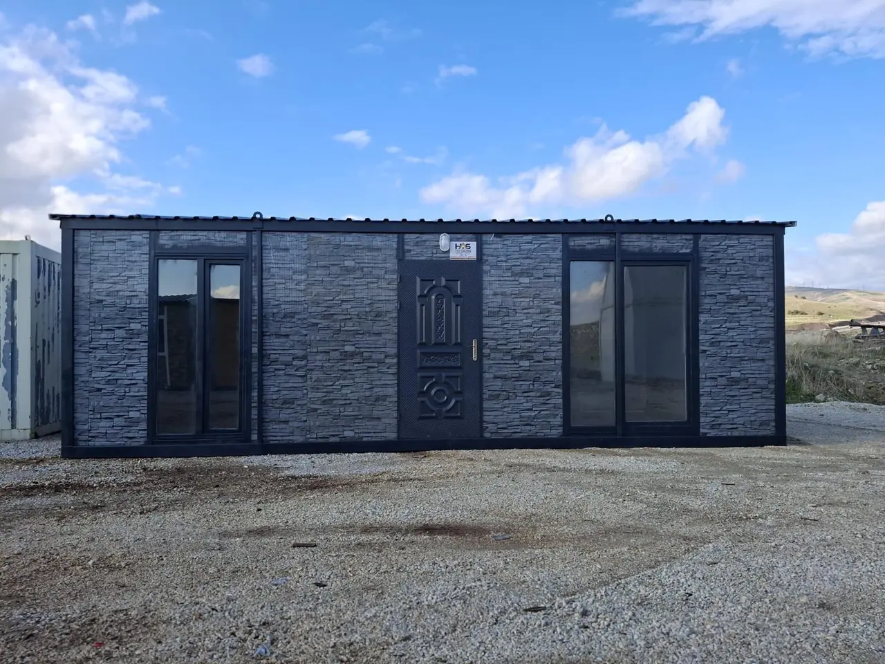 32 m² Modüler Ev: ön cephede taş desenli kaplama