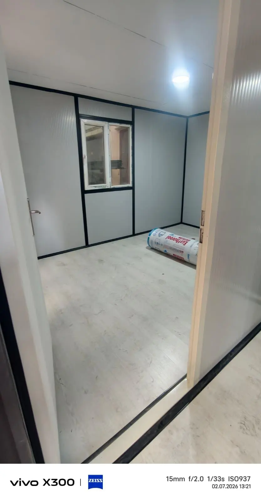 32 m² Modüler Ev: dar iç geçiş ve zemin