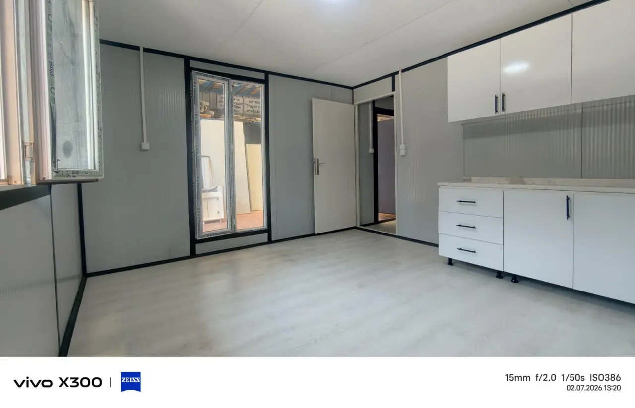 32 m² Modüler Ev: beyaz mutfak ve giriş alanı