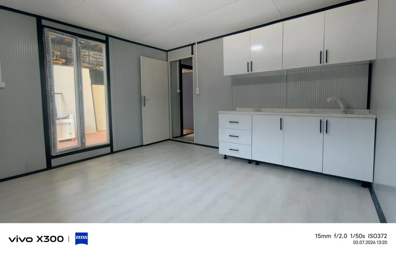 32 m² Modüler Ev: mutfak dolaplarına çapraz bakış